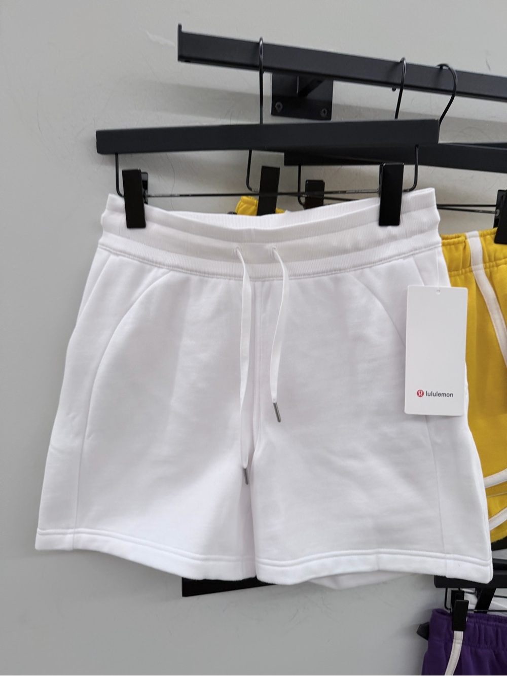 Lululemon Scuba High-Rise Short 5"
White color
